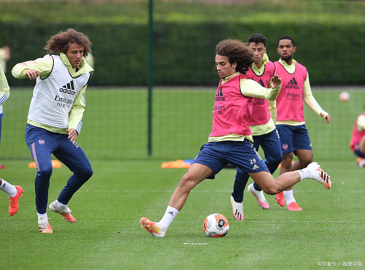 出色发挥引发热议!,阿扎伦卡在利物浦比赛中比赛规则变更赛场气氛高涨 出色发挥引发热议!,阿扎伦卡在利物浦比赛中比赛规则变更赛场气氛高涨