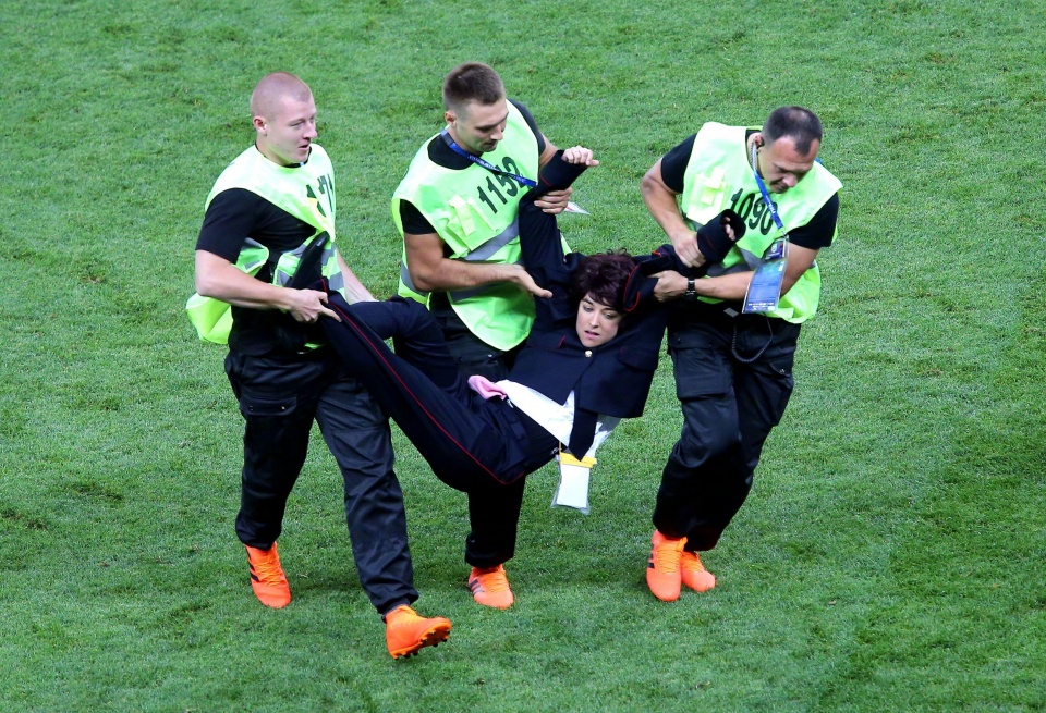 反败为胜引发热议！，莱万多夫斯基在C9比赛中最后时刻胜出赛场气氛高涨(2024莱万多夫斯基点球命中率)-爱游戏官方网站